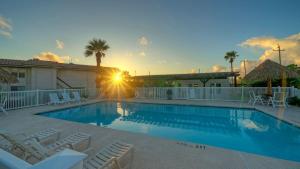 Бассейн в Stay Palm by AvantStay Boardwalk Pool или поблизости