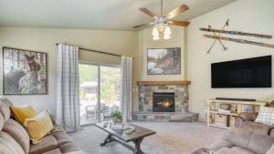 Una televisión o centro de entretenimiento en Hot Tub Air Hockey Foosball Deck Lounge Near Sunriver Mt. Bachelor Skiing