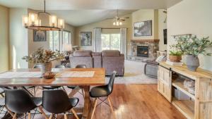 Una cocina o kitchenette en Hot Tub Air Hockey Foosball Deck Lounge Near Sunriver Mt. Bachelor Skiing