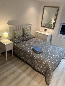 Giường trong phòng chung tại inglewood place