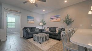 Гостиная зона в Island Paradise by AvantStay Pool Island Views