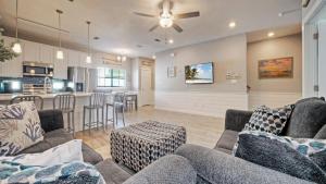 Гостиная зона в Island Paradise by AvantStay Pool Island Views