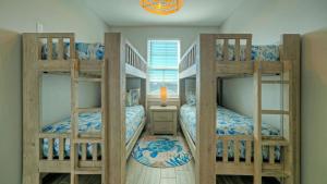 Кровать или кровати в номере Island Paradise by AvantStay Pool Island Views +42 фотографии