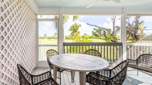 Paradise Point by AvantStay Golf Course Living في ستوك آيلاند: فناء على طاولة وكراسي على شرفة