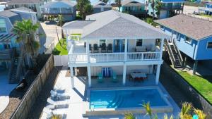 Priv Pool Yard w Putting Green Newly Remodeled Always Sunny by AvantStay في ميناء أرانساس: منظر جوي لمنزل به حوض سباحة