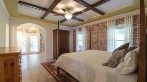 Ένα ή περισσότερα κρεβάτια σε δωμάτιο στο Riverside Ranch by AvantStay Mins to Downtown