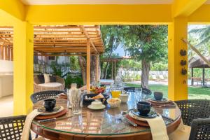 a dining room with a table and chairs at Casa a 100 metros do mar- no Centro de Porto de Galinhas in Porto De Galinhas