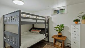 Lake It Right by AvantStay Lakefront w Dock Hot Tub Fire Pit Game Room في Long Pond: سرير بطابقين في غرفة مع سرير بطابقين