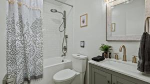 Lake It Right by AvantStay Lakefront w Dock Hot Tub Fire Pit Game Room في Long Pond: حمام مع مرحاض ومغسلة ودش +29 صورة