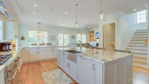 Η κουζίνα ή μικρή κουζίνα στο 616 Carolina Boulevard by AvantStay Ocean Views from Decks