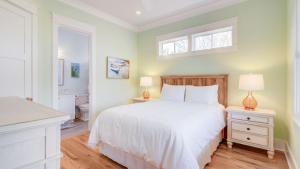 Ένα ή περισσότερα κρεβάτια σε δωμάτιο στο 616 Carolina Boulevard by AvantStay Ocean Views from Decks +23 φωτογραφίες