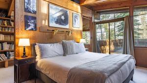 Ένα ή περισσότερα κρεβάτια σε δωμάτιο στο Mt. Jola by AvantStay A 5-minute walk away to Palisades and lifts.