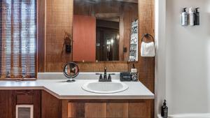 Ένα μπάνιο στο Mt. Jola by AvantStay A 5-minute walk away to Palisades and lifts. +48 φωτογραφίες