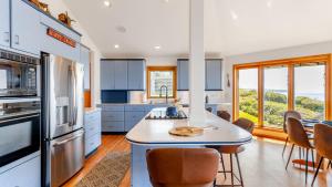 Η κουζίνα ή μικρή κουζίνα στο The Majestic Blue View by AvantStay Waterfront