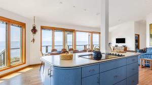 Μια τηλεόραση ή/και κέντρο ψυχαγωγίας στο The Majestic Blue View by AvantStay Waterfront