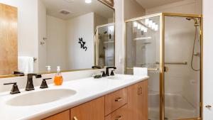 Ένα μπάνιο στο The Majestic Blue View by AvantStay Waterfront +32 φωτογραφίες