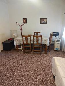 comedor con sillas, mesa, mesa y silla en Dpto de Licia, en Cipolletti