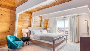 En eller flere senge i et værelse på Chickadee by AvantStay Modern A-Frame Cabin