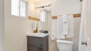 Et badeværelse på Chickadee by AvantStay Modern A-Frame Cabin + 25 billeder