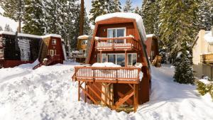 Chickadee by AvantStay Modern A-Frame Cabin om vinteren