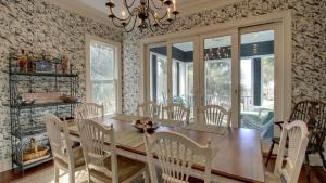 Фотография из галереи 3902 Palm Blvd by AvantStay Beach Access Oceanfront Views w Pool в городе Айл-оф-Палмс