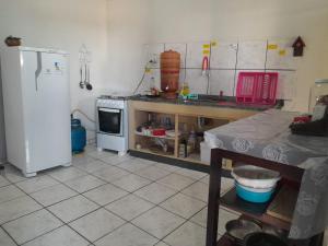 Køkken eller tekøkken på Hospedagem CasAdobe Hostel Pirapora MG + 6 billeder