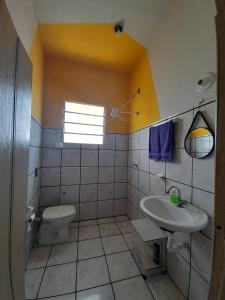 Et badeværelse på Hospedagem CasAdobe Hostel Pirapora MG