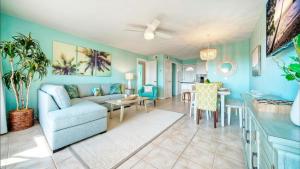 Телевизор и/или развлекательный центр в Beachfront Complex w 2 Pools Tennis Gulf Views Rise N Beach by AvantStay