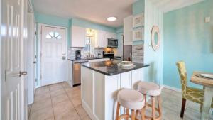 Кухня или мини-кухня в Beachfront Complex w 2 Pools Tennis Gulf Views Rise N Beach by AvantStay
