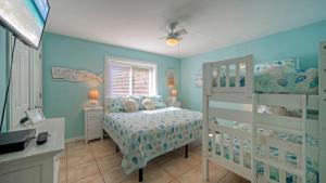 Кровать или кровати в номере Beachfront Complex w 2 Pools Tennis Gulf Views Rise N Beach by AvantStay +48 фотографий