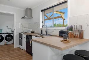 Η κουζίνα ή μικρή κουζίνα στο Hobart Family Retreat with Spa and Backyard Near Airport