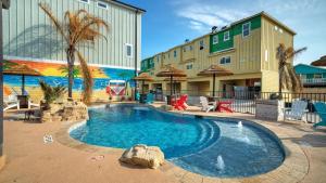 una piscina en medio de un resort en Saltwater Pool Rooftop Deck w View Near Beach The Blue Crab by AvantStay, en Port Aransas