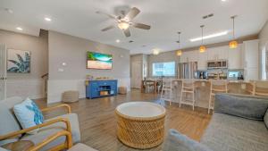 una sala de estar con un sofá y una mesa en Saltwater Pool Rooftop Deck w View Near Beach The Blue Crab by AvantStay, en Port Aransas