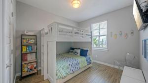 Litera blanca en habitación blanca con escritorio en Saltwater Pool Rooftop Deck w View Near Beach The Blue Crab by AvantStay, en Port Aransas 48 fotos más