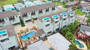 Una vista aérea de un complejo turístico con piscina. en Saltwater Pool Rooftop Deck w View Near Beach The Blue Crab by AvantStay, en Port Aransas