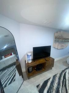 TV a/nebo společenská místnost v ubytování Cozy Home 422 South 16th street