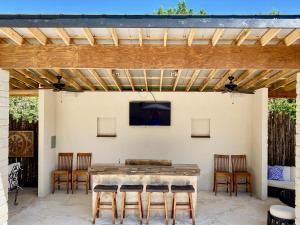 a patio with a table and chairs under a pergola at Agua Bonita in Concan