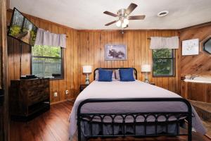 Кровать или кровати в номере Pet friendly, hottub, sleeps 4, flat roads, GBurg!