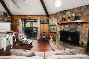 Гостиная зона в Pet friendly, hottub, sleeps 4, flat roads, GBurg! +23 фотографии