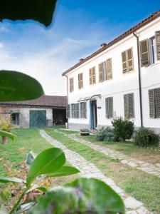 CASA di BIMBA في Quarto: اطلالة خارجية على مبنى ابيض مع ساحة +20 صورة