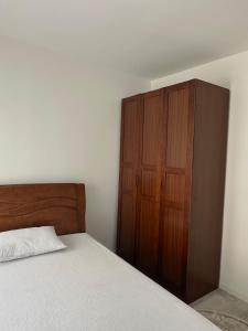 En eller flere senge i et værelse på City View Luxury Apartment