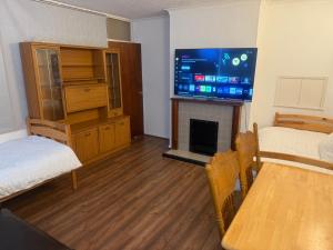 TV a/nebo společenská místnost v ubytování Andover Bungalow