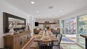 O zonă de relaxare la Hidden Oaks Farmhouse by AvantStay Hot Tub Deck