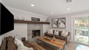 O zonă de relaxare la Hidden Oaks Farmhouse by AvantStay Hot Tub Deck