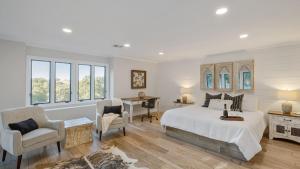 Un pat sau paturi într-o cameră la Hidden Oaks Farmhouse by AvantStay Hot Tub Deck