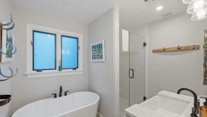 O baie la Hidden Oaks Farmhouse by AvantStay Hot Tub Deck +40 fotografii