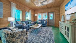 Et tv og/eller underholdning på Pool Patio Blocks to the Beach Golf Cart Zone Daiquiri Daze by AvantStay