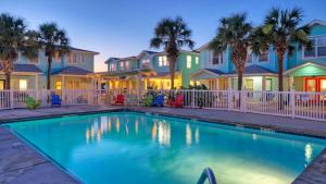 Swimmingpoolen hos eller tæt på Pool Patio Blocks to the Beach Golf Cart Zone Daiquiri Daze by AvantStay