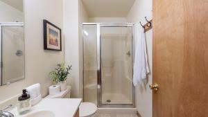 Un baño con ducha, inodoro y lavabo. en Coyote Cabin by AvantStay Hot Tub Walk to Lake, en Lake Harmony 36 fotos más