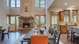 Χώρος καθιστικού στο Grays Crossing by AvantStay Stunning 4BDR Cabin